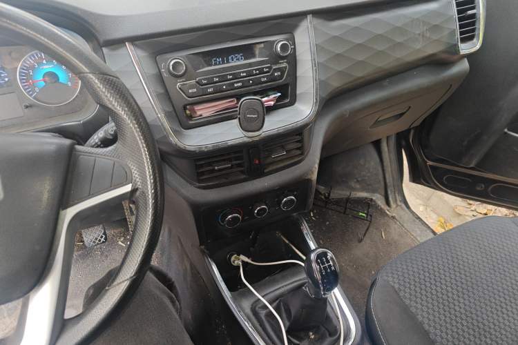 Used Jinbei Gold Hiace 2023 1.5L Passenger Vehicle Engineering Lion 5/6/7 Seater Audio And AC Panel