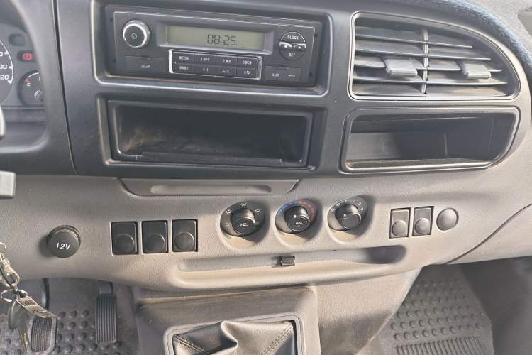 Used JMC Transit 2019 2.8T Commercial Version Short Wheelbase Mid-Roof 3-Seater China VI Standard JX493
