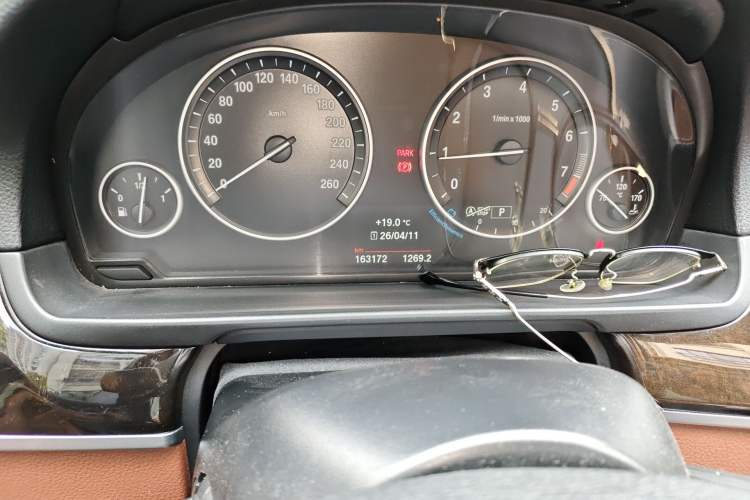 Used BMW 5 Series 2014 525Li Leading Model Odometer Close Up