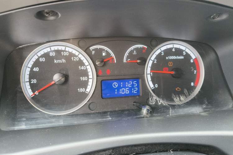 Used Foton Scenic G7 2021 2.4L Gasoline Commercial Version Long Wheelbase High Roof 6-Seater with Clear Windows Model 4K22D4M
