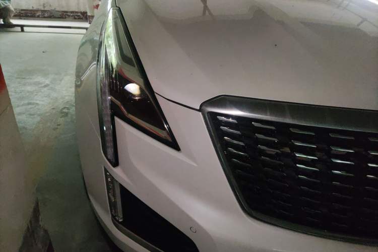 Used Cadillac XT5 2021 2.0T Two-Wheel Drive Luxury Version Right Front Headlight