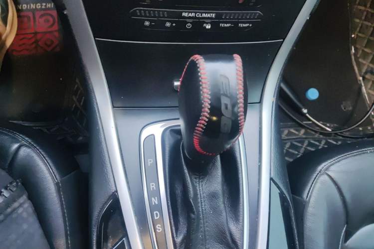 Used Ford Edge 2016 EcoBoost 245 Two-Wheel-Drive Platinum Edition 7-Seater Gear Lever