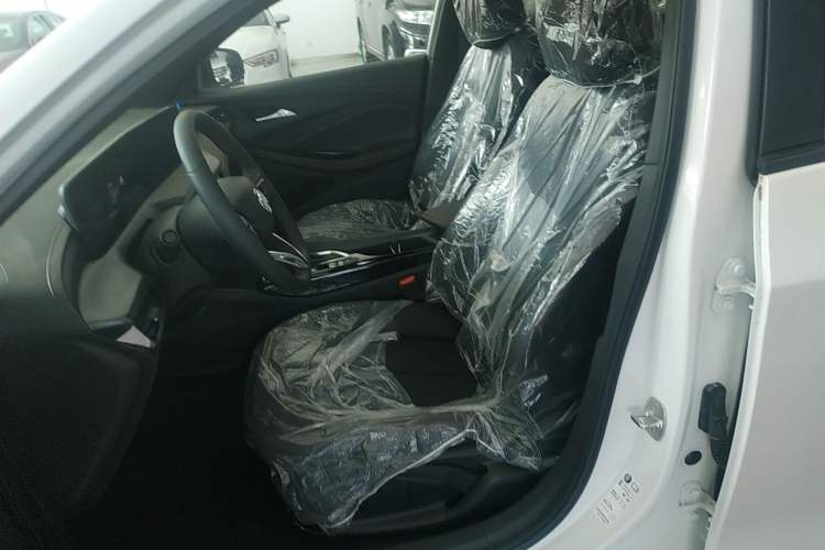 Used Buick Verano 2023 Pro GS Hunter Wind Edition Left Front Seat