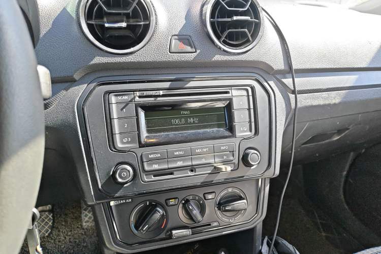 Used Volkswagen Jetta 2019 Dream Edition 1.5L Manual Fashion Version Audio And AC Panel