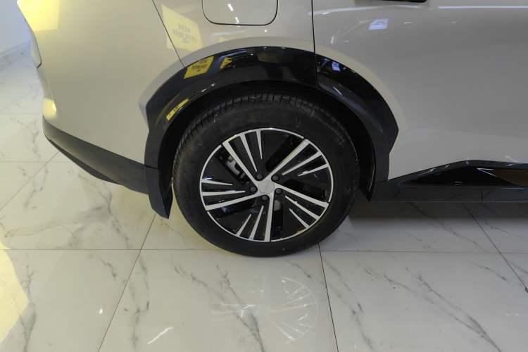 Used Lynk & Co 08 EM-P 2023 120km Long-Range Halo Exterior 5