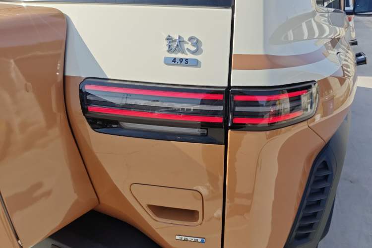 Used Formula Leopard Titanium 3 2025 501KM All-Wheel Drive Intelligent Driving Ultra Version