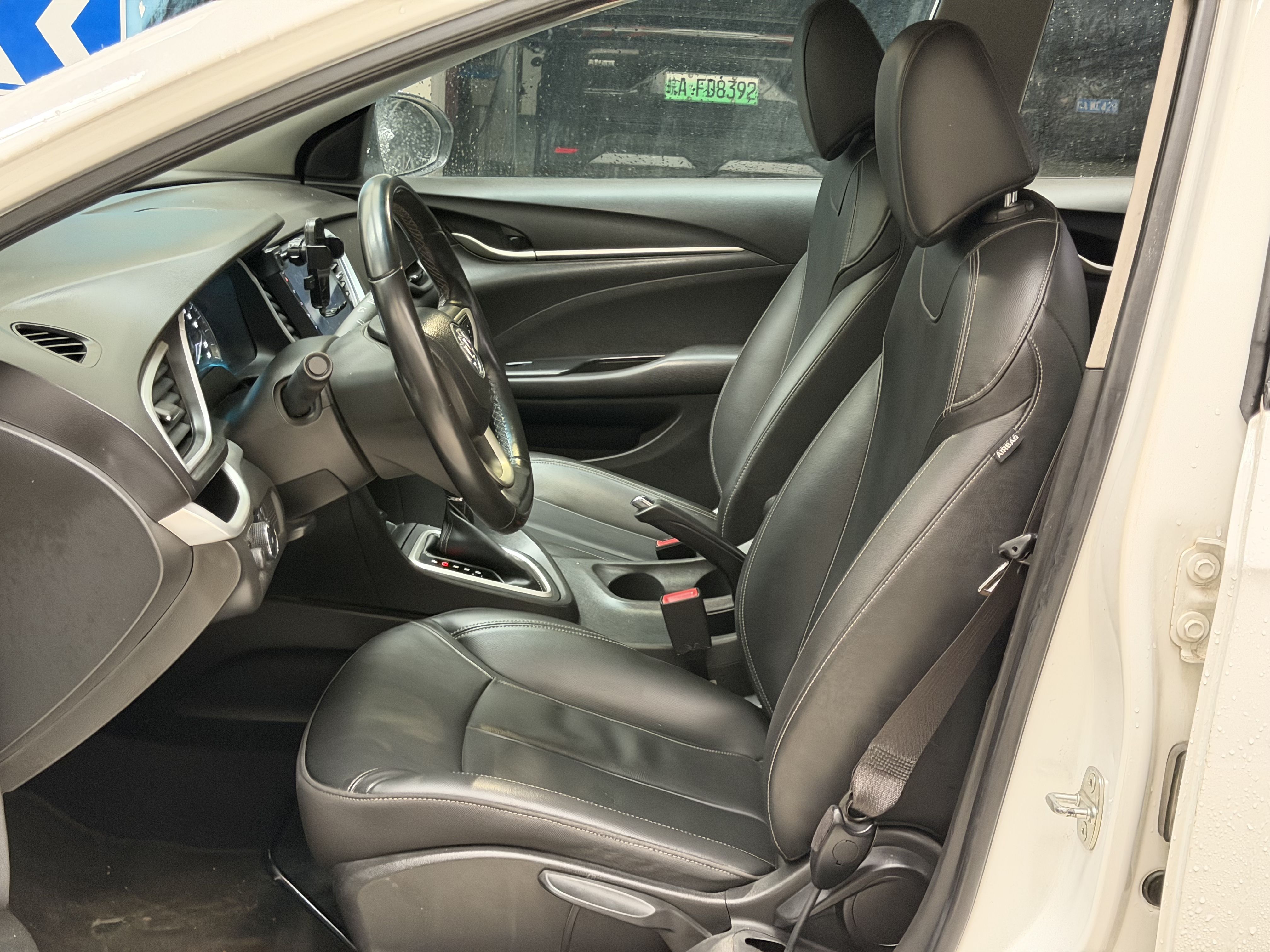 Переднее сиденье в автомобиле