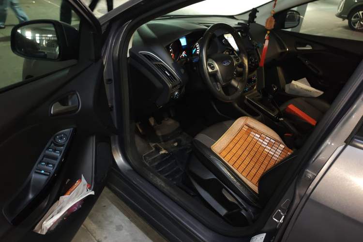 Used Ford Focus 2012 Sedan 1.6L Manual Fashion Edition Driver Seat