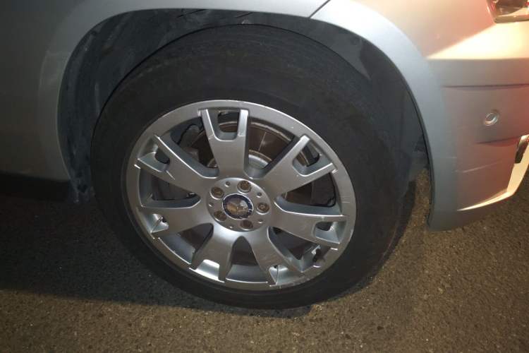 Used Mercedes-Benz GLK-Class 2011 GLK 300 4MATIC Fashion Model Right Front Wheel Hub