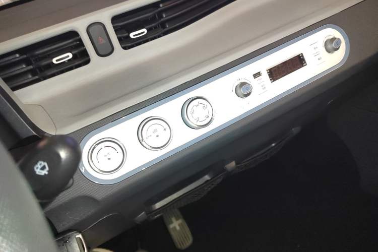 Used Wuling Hongguang MINIEV 2021 Macaron Premium Model – Lithium Iron Phosphate Audio And AC Panel