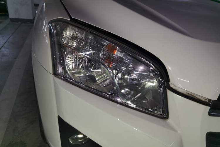 Used Chevrolet Trax 2016 1.4T Automatic Two-Wheel Drive Comfort Version with Sunroof Right Front Headlight