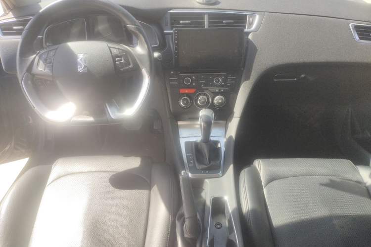Used DS 5LS 2014 1.8L automatic Comfort version VTi140 Center Console