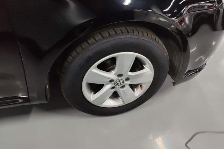 Used Volkswagen Lavida 2011 2.0L Automatic Premium Edition Right Front Wheel Hub