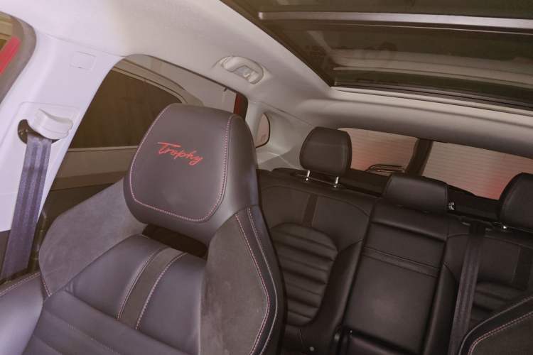 Used MG HS 2018 30T Automatic Two-Wheel Drive Trophy Edition—High-Octane V-Model Headliner