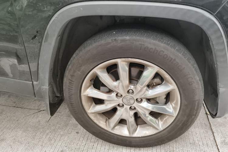 Used Jeep Cherokee 2016 2.4L Superior Edition Right Front Wheel Hub