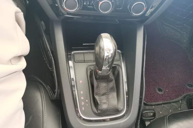 Used Volkswagen Sagitar 2016 230TSI 25th Anniversary Edition Gear Lever