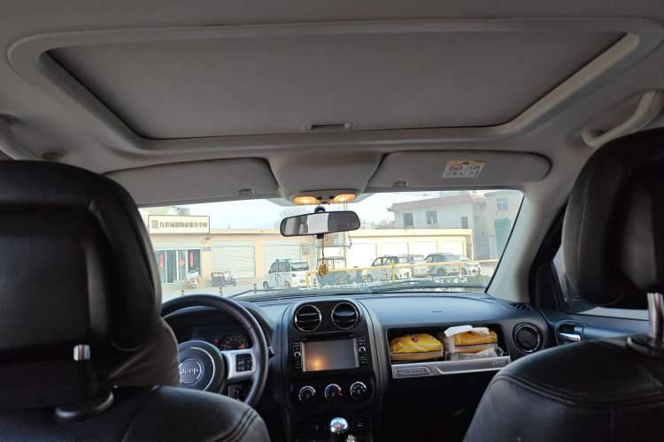 Used Jeep Compass 2013 2.0L two-wheel drive sport version
