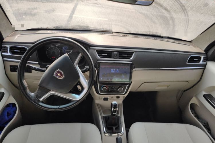 Used Jinbei New Hiace X30L 2018 1.5L Box Truck Wealth Edition DLCG14 Center Console