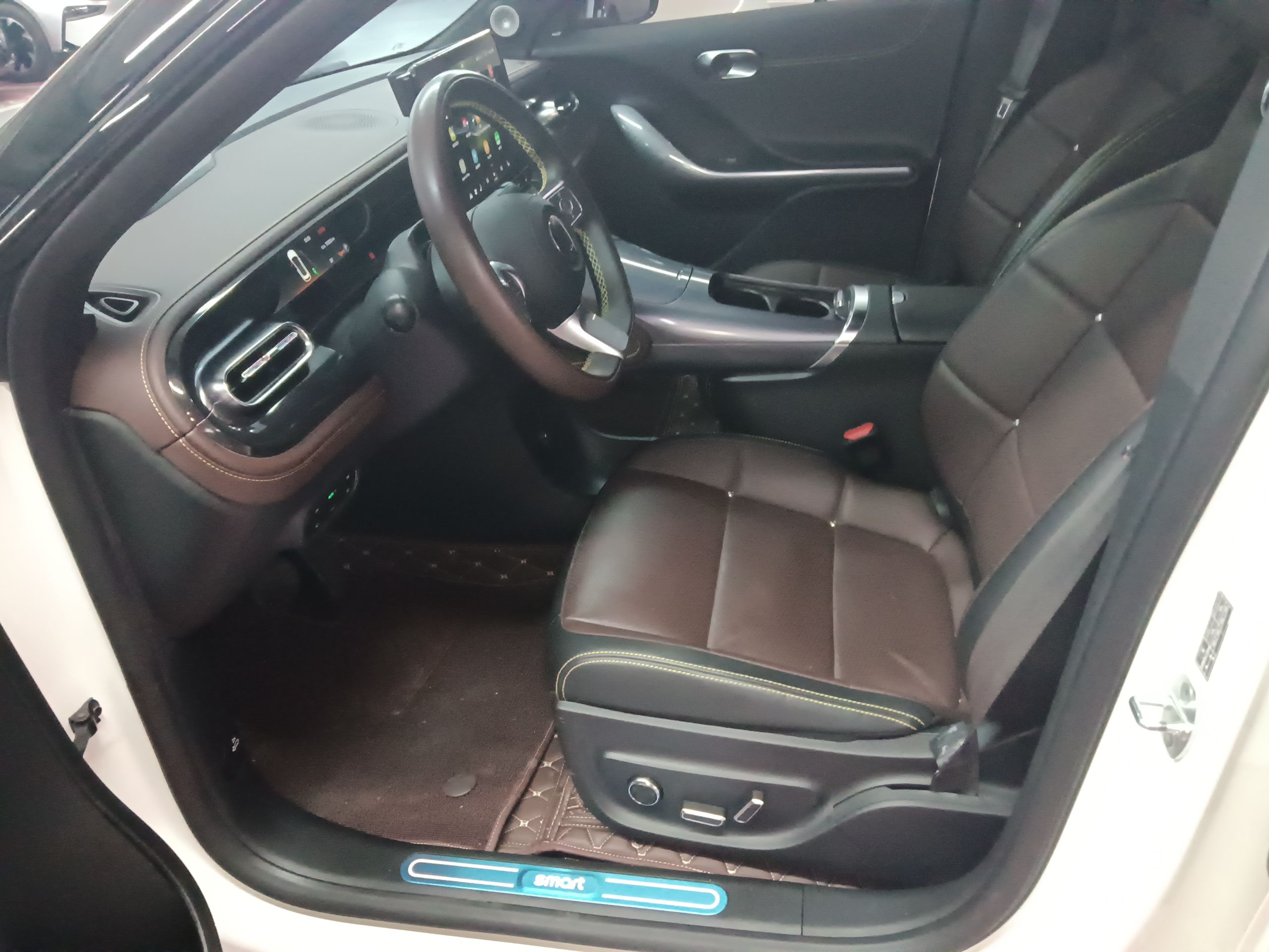 المقاعد الأمامية داخل السيارة