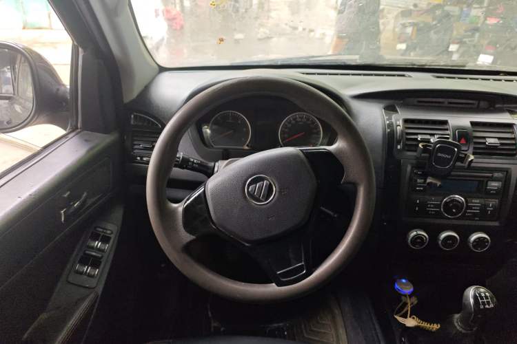 Used Foton Tunland 2017 2.8T E-Series Diesel Two-Wheel Drive Comfort Version with Low Cargo Bed and Long Cabin Meeting China V Emission Standards
