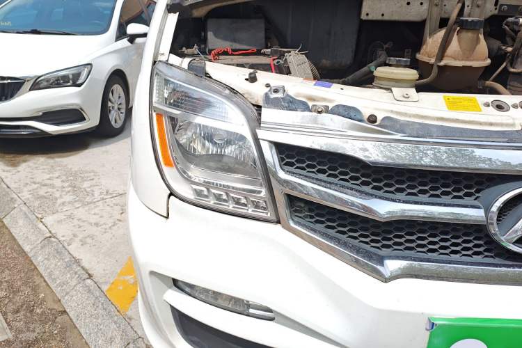 Used SAIC MAXUS Xintu V80 2017 2.5T 6-Speed Manual Aoyuntong National V Short Wheelbase Mid-Height 5/6/10-Seater
