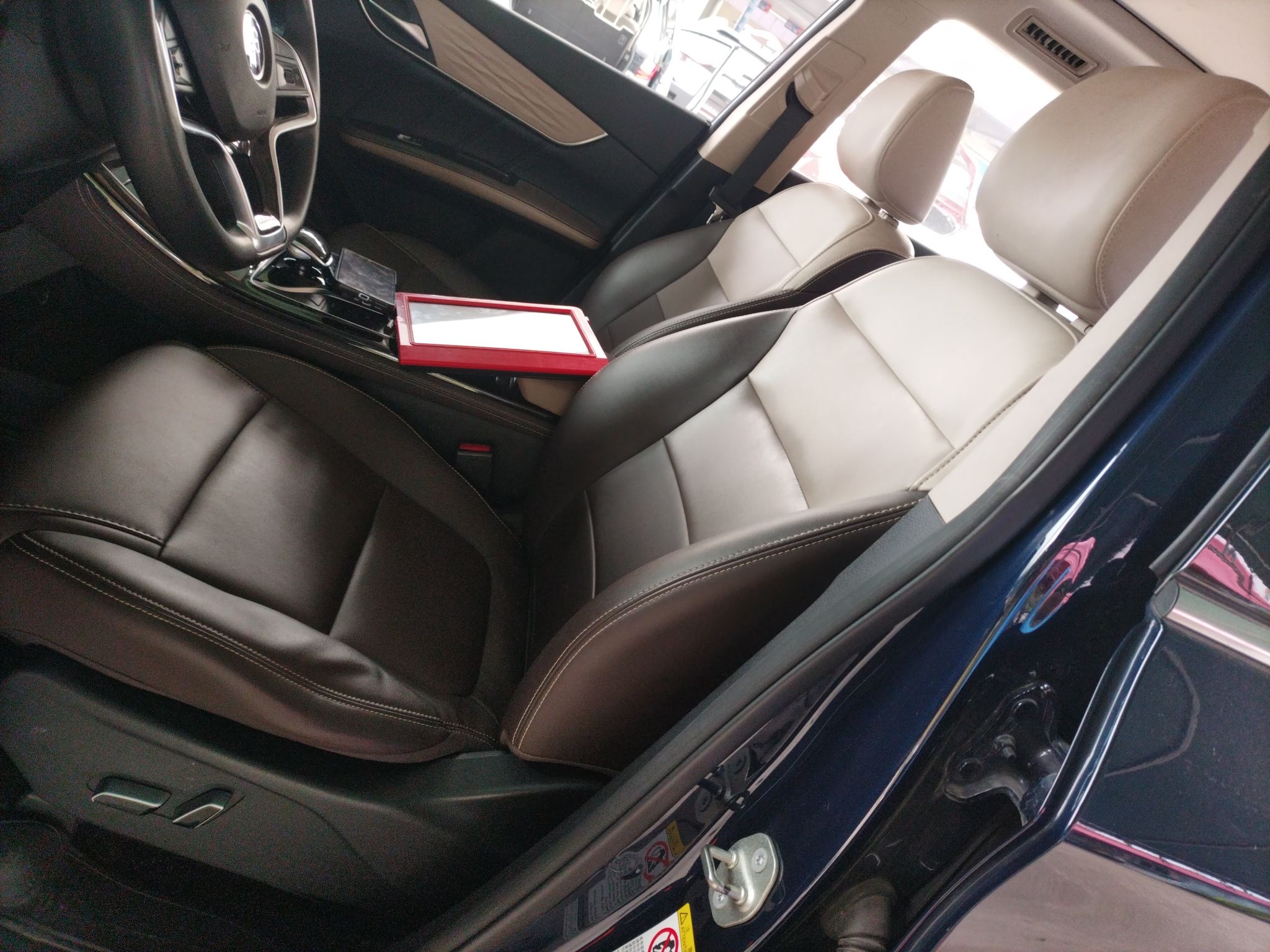 المقاعد الأمامية داخل السيارة