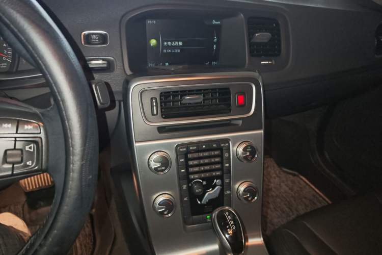 Used Volvo S60 2015 S60L 2.0T Zhiyuan Edition
