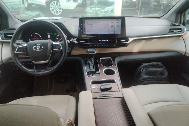 Used Toyota Granvia 2022 2.5L Hybrid Premium Edition
