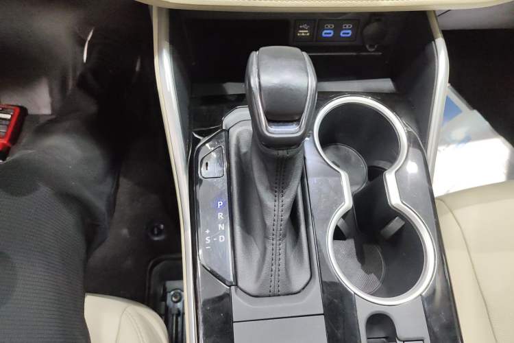 Used Toyota Highlander 2022 Dual-Engine 2.5L Four-Wheel Drive Prestige Version 7 Seats Gear Lever