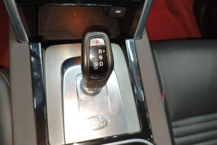 Used Land Rover Discovery Sport 2022 249 PS Metropolitan Edition 5 Seats Gear Lever