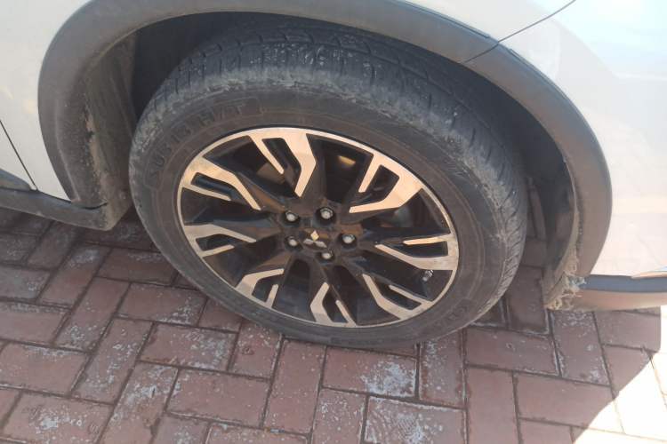 Used Mitsubishi Outlander 2019 2.4L 4x4 Zhi Xiang Edition 5 Seats China V Emission Standard Right Front Wheel Hub