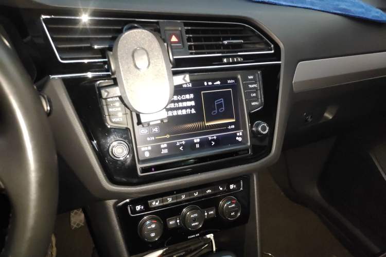 Used Volkswagen Tiguan L 2018 330TSI Automatic Two-Wheel Drive Luxury Edition Audio And AC Panel