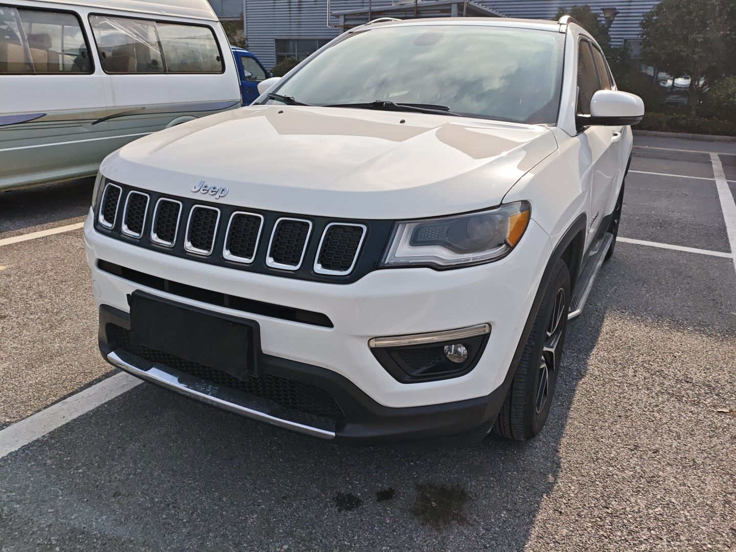 Под передней частью автомобиля