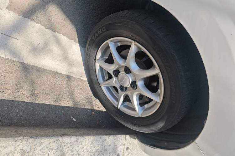 Used Roewe Clever 2022 311km QiQi BoBo Edition Right Front Wheel Hub
