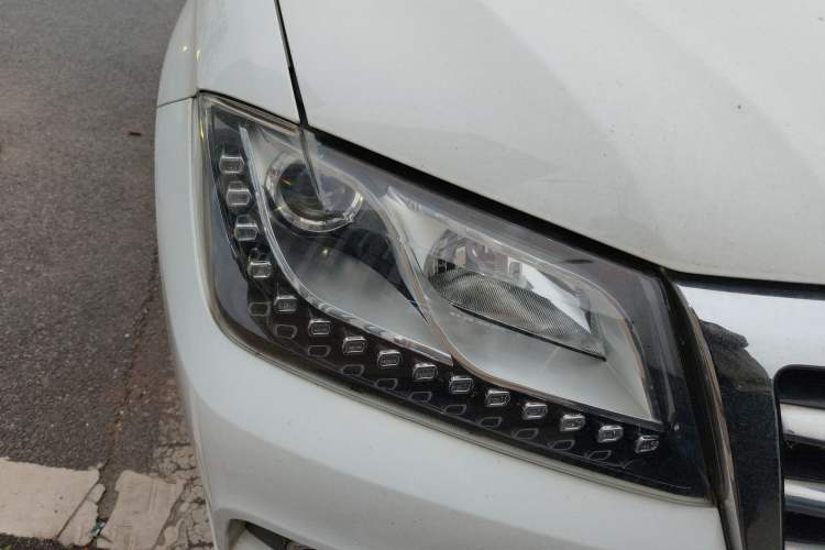 Used Haval H2 2015 1.5T Automatic Two-Wheel Drive Elite Edition Right Front Headlight