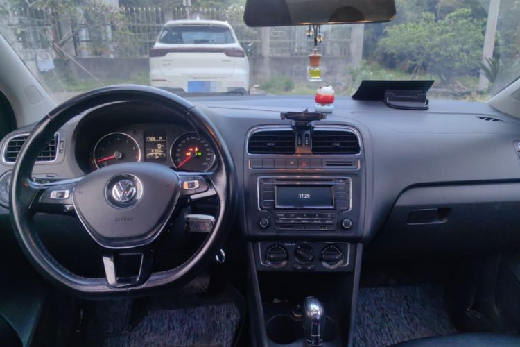 Used Volkswagen Polo 2016 1.6L Automatic Comfort Model Center Console