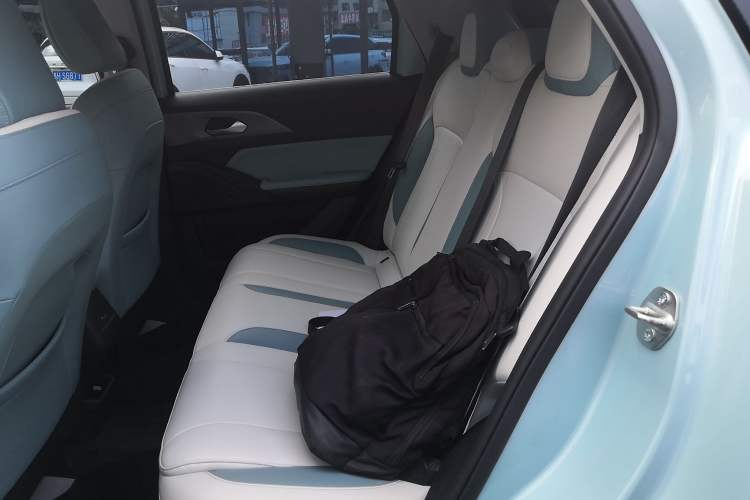 Used Geometry E Firefly 2024 301km Starlight Left Rear Seat