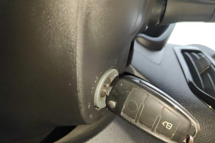 Used Isuzu JLM 2018 2.0T Two-Wheel-Drive Gasoline Luxury Version with Extended Cargo Bed 4K21D4T Vehicle Key