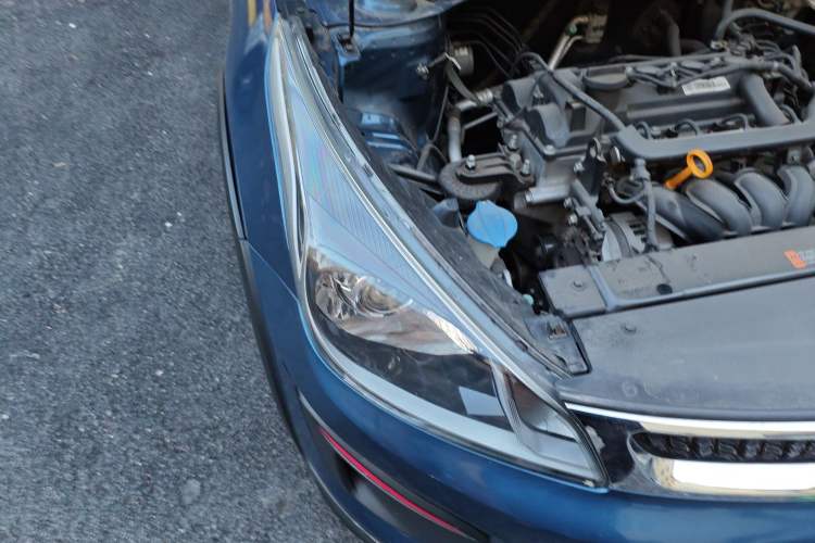 Used Kia KX Cross 2017 1.4L MT GLS Right Front Headlight