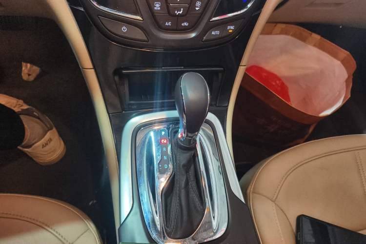 Used Buick Regal 2014 2.0L Elite Fashion Edition Gear Lever