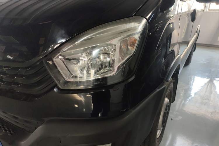 Used Iveco Eurocargo 2021 2.0T Manual Super-Rui Short Wheelbase Low-Roof Side-Hinged Door F1A
