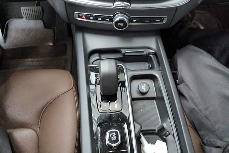 Used Volvo XC60 2024 B5 4x4 Smart Luxury Edition Gear Lever