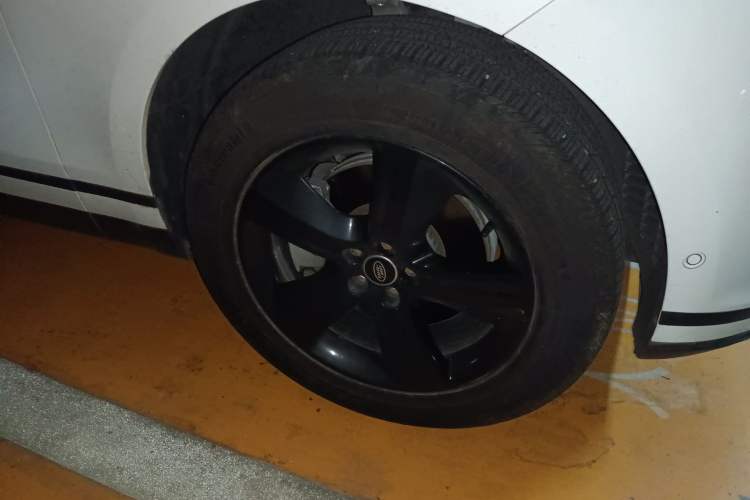 Used Land Rover Range Velar 2021 P250 model Right Front Wheel Hub