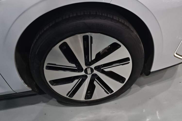 Used Geely Galaxy E8 2024 550 km Range Rear-Drive MAX Right Rear Wheel Hub