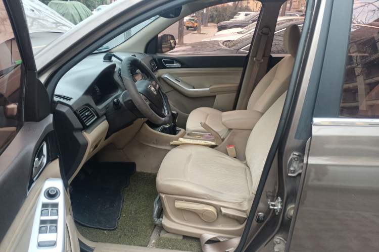 Used Baojun 730 2014 1.5L manual standard trim 7 seats
