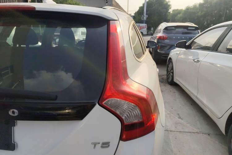 Used Volvo V60 2013 T5 Comfort Edition
