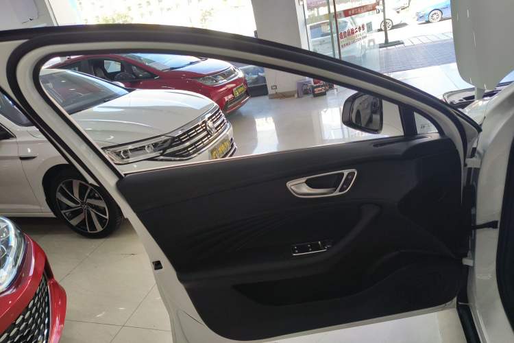 Used Roewe D7 2023 DMH 125km Superior Edition
