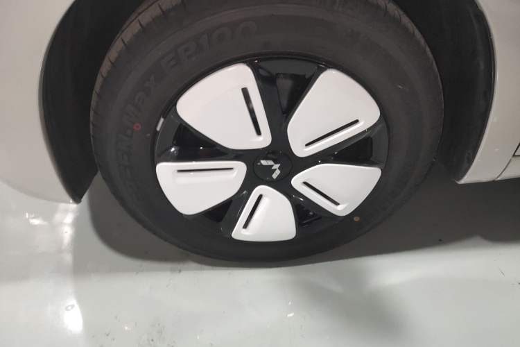 Used Wuling Hongguang MINIEV 2025 Four-Door Version Zhenxiang+ Edition Left Front Wheel Hub