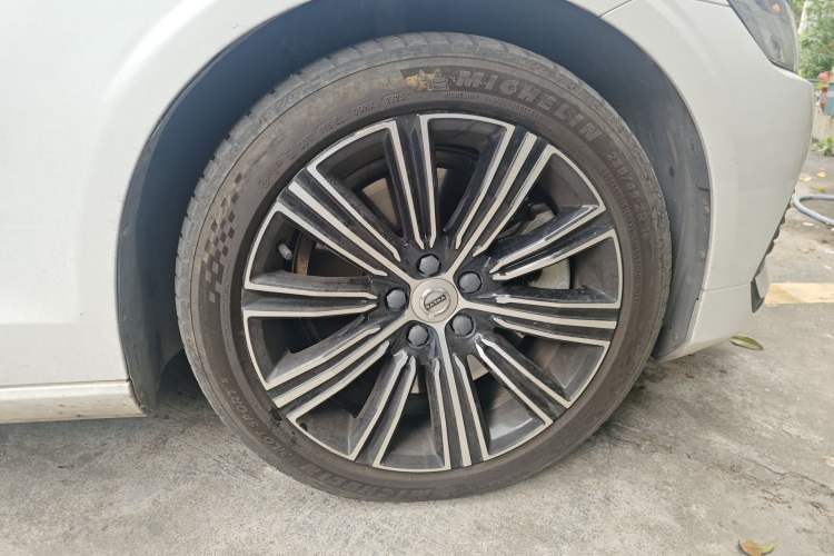 Used Volvo S60 New Energy 2021 T8 E-Drive Hybrid Four-Wheel Drive Smart Luxury Edition Right Front Wheel Hub