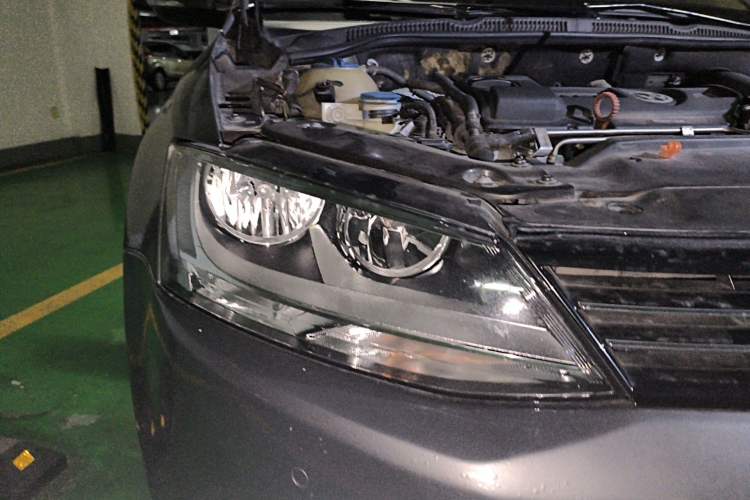 Used Volkswagen Sagitar 2012 1.4TSI Manual Luxury Model Right Front Headlight